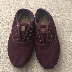 Burgundy toms with no laces slip on